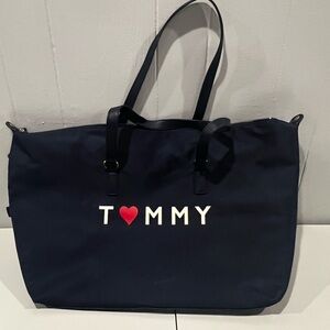 VINTAGE TOMMY HILFIGER NAVY BLUE LARGE TOTE LUGGAGE DUFFLE. GREAT CONDITION.